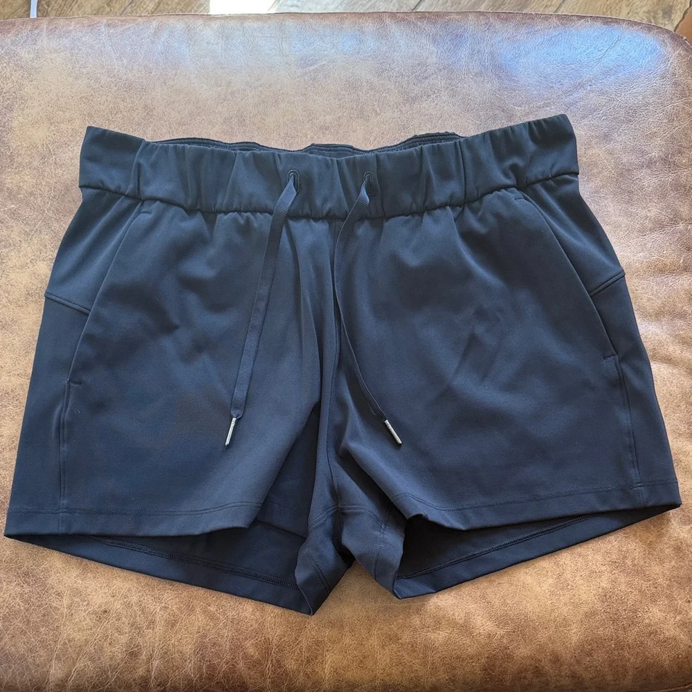 Lululemon On the Fly Mid Rise Short 2.5" Sz 8 Regular Black Neutral Swift 8023 - Picture 2 of 8